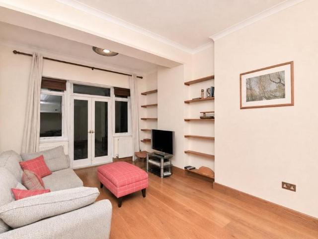 Flat for sale in Royal Borough of Kensington and Chelsea, Greater London