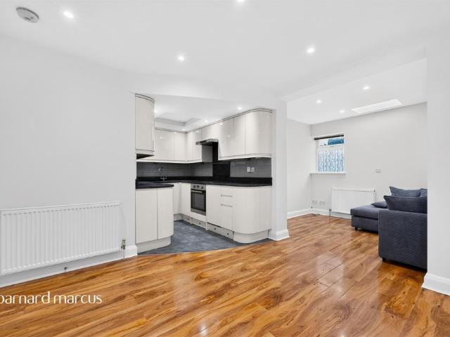 Flat for sale in Royal Borough of Kingston upon Thames, Greater London