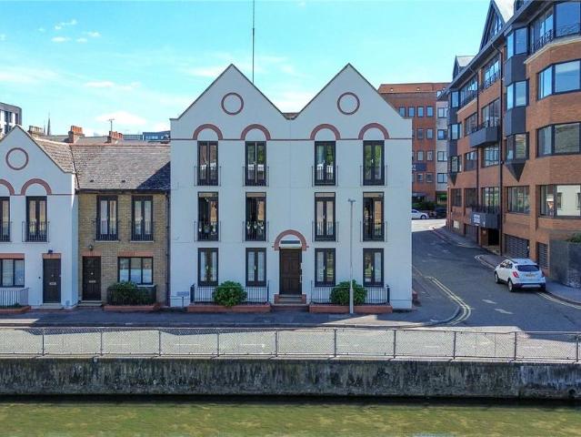 Flat for sale in Newtown, Reading