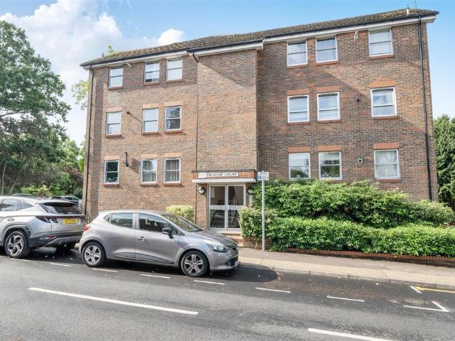 Flat for sale in Surbiton, Greater London