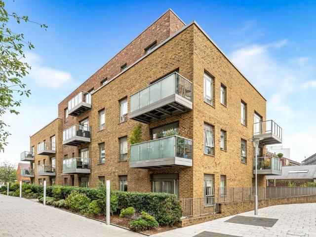 Flat for sale in Hornsey, Greater London