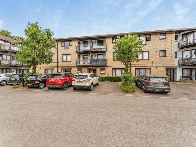 Flat for sale in Palmers Green, Greater London