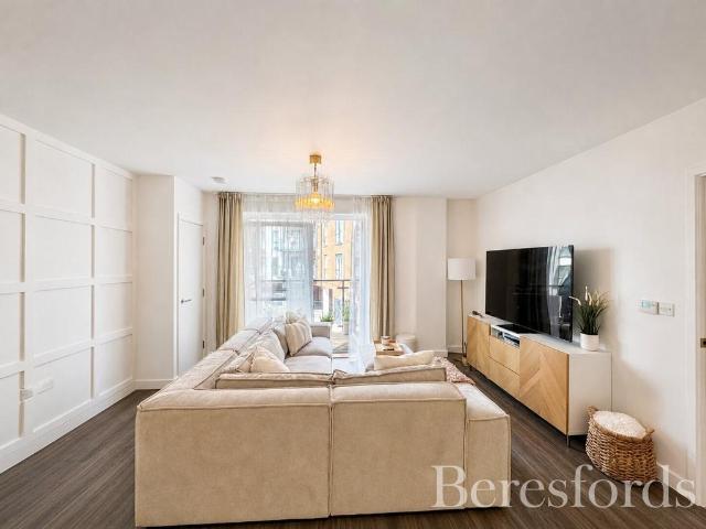 Flat for sale in Harold Wood, Greater London