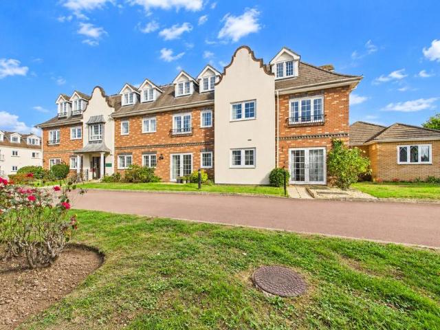 Flat for sale in Tilehurst, Reading