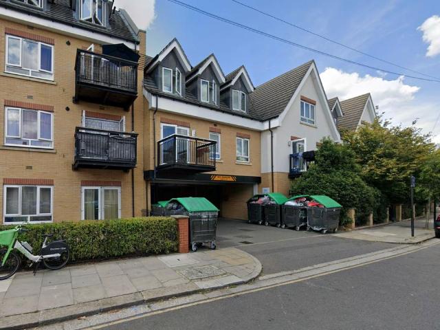 Flat for sale in London Borough of Ealing, Greater London