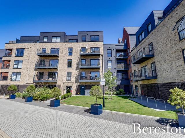 Flat for sale in Navestock Side, Essex