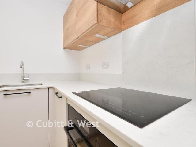 Flat for sale in Red Hill, Surrey