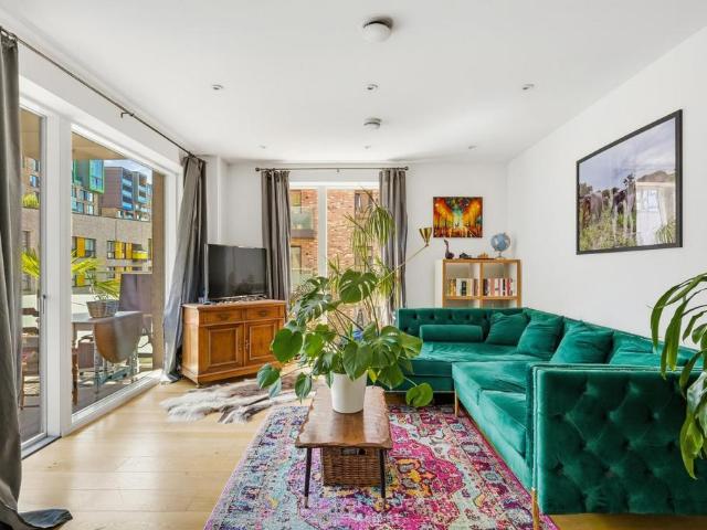 Flat for sale in East Greenwich, Greater London