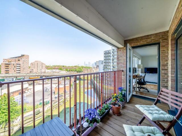 Flat for sale in Greenwich Town Centre, Greater London