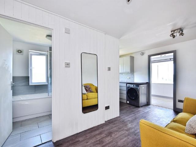 Flat for sale in Ringlestone, Midway