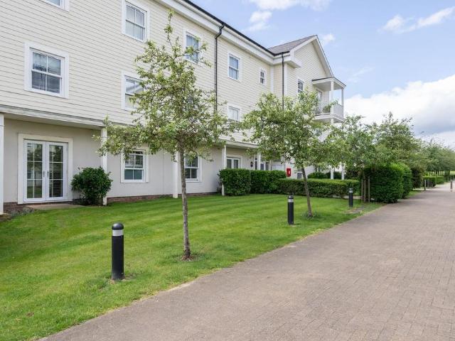 Flat for sale in Worcester Park, Greater London