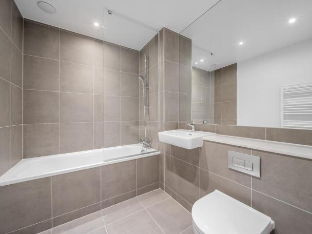 Flat for sale in London Borough of Ealing, Cat Hill