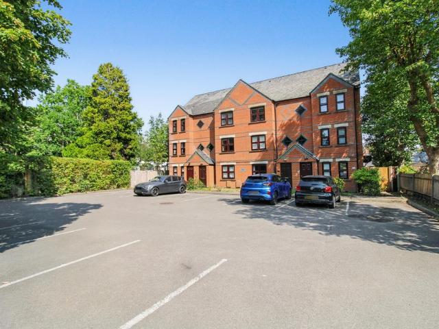 Flat for sale in Farnborough, Hampshire
