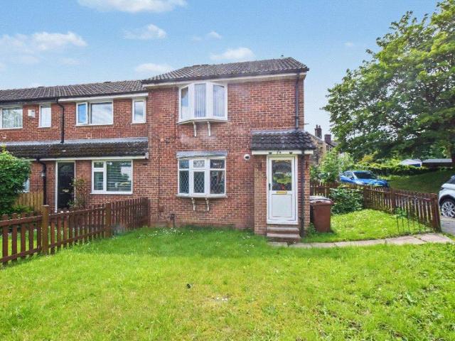 Flat for sale in Farnley, West Yorkshire