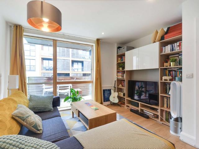 Flat for sale in Bromley-by-Bow, Cat Hill