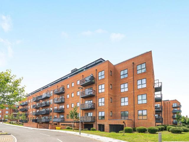 Flat for sale in Lower Halliford, Surrey