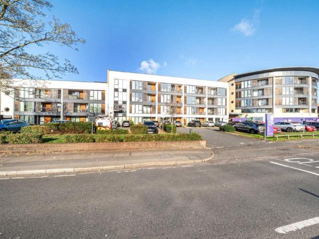 Flat for sale in Dunstable, Bedfordshire