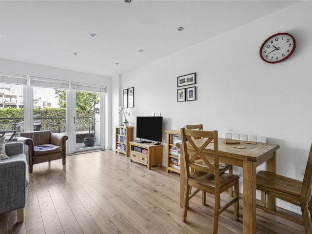 Flat for sale in Roehampton, Greater London