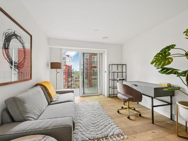 Flat for sale in Vauxhall, Greater London