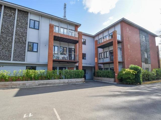 Flat for sale in Pilgrims' Hatch, Navestock Side