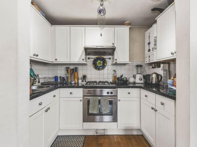 Flat for sale in London Borough of Croydon, Selhurst