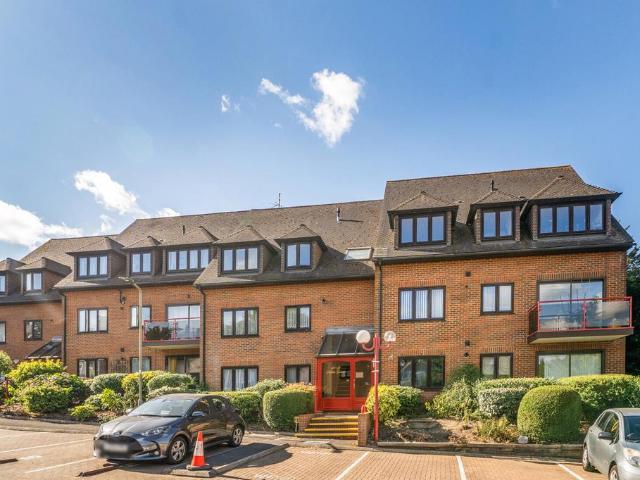 Flat for sale in London Borough of Barnet, Greater London