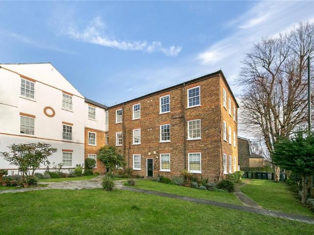 Flat for sale in London Borough of Richmond upon Thames, Greater London