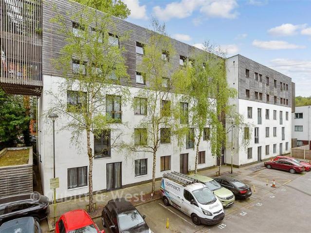 Flat for sale in Hillview, Surrey