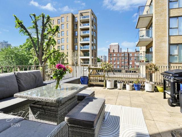 Flat for sale in Bow, Greater London