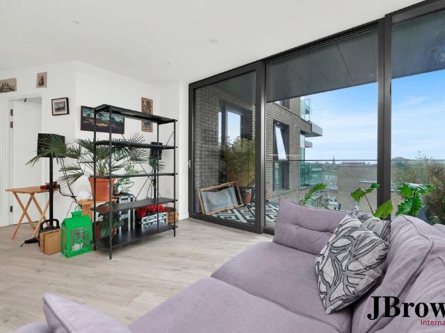 Flat for sale in Woodberry Down, Stoke Newington