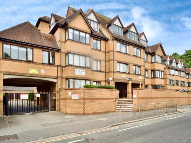 Flat for sale in South Woodford, Greater London