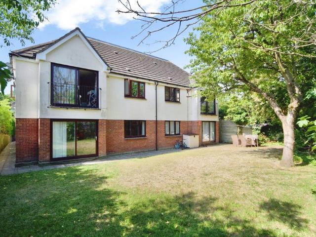 Flat for sale in Winchmore Hill, Edmonton