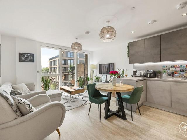 Flat for sale in Stratford Marsh, Greater London