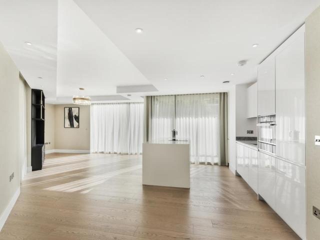 Flat for sale in Kensington, Greater London