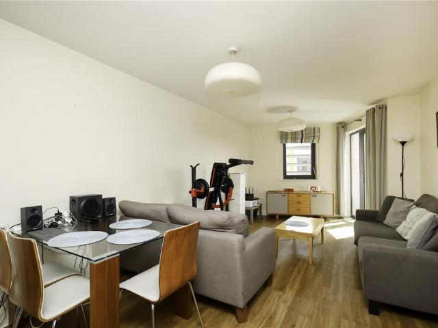 Flat for sale in London Borough of Ealing, Greater London