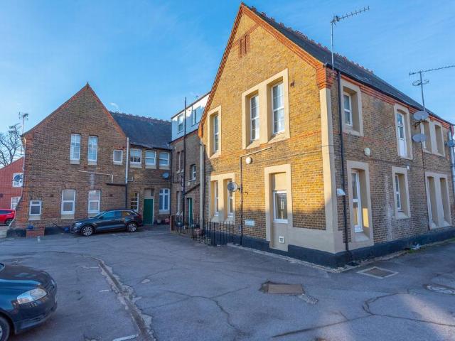 Flat for sale in Farnborough, Hampshire