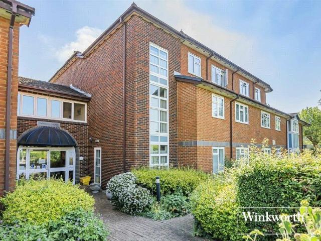 Flat for sale in Elstree and Borehamwood, Borehamwood