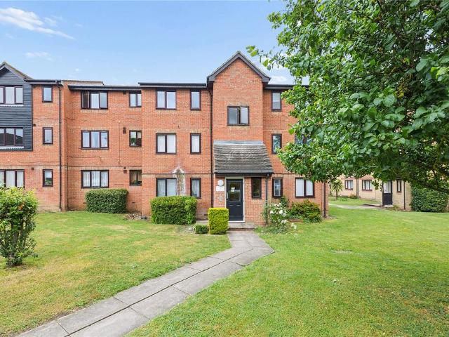 Flat for sale in Vange, Essex
