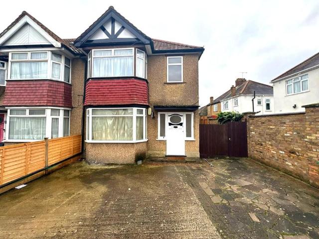 Flat for sale in Harrow Weald, Greater London