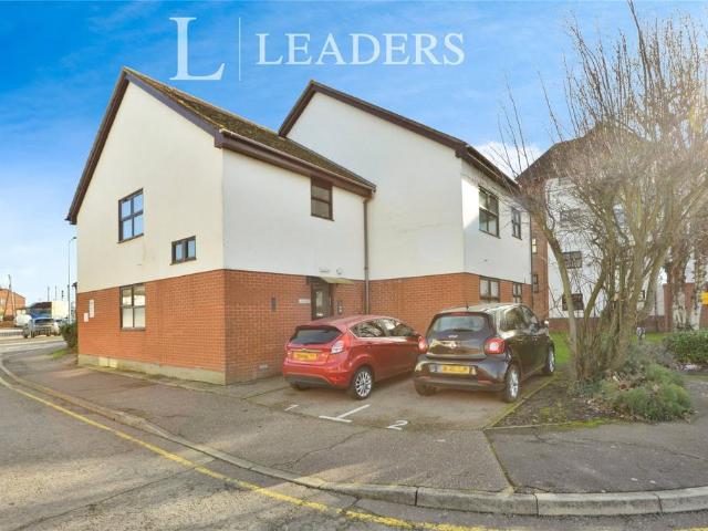 Flat for sale in Chipping Hill, Essex
