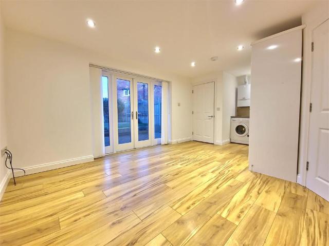 Flat for sale in The Bridge, Kent