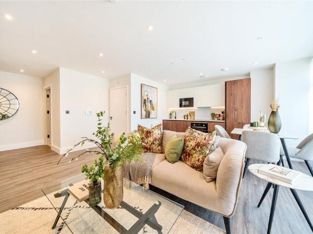Flat for sale in Gerrards Cross, Denham