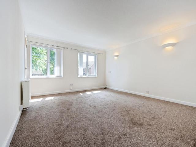 Flat for sale in Dunstable, Bedfordshire