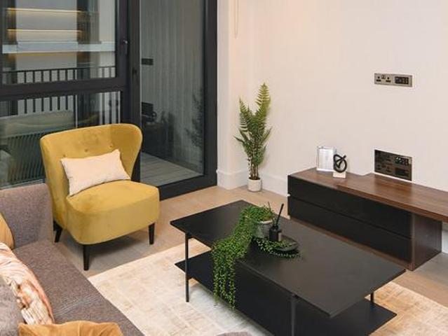 Flat for sale in London Borough of Hammersmith and Fulham, Greater London