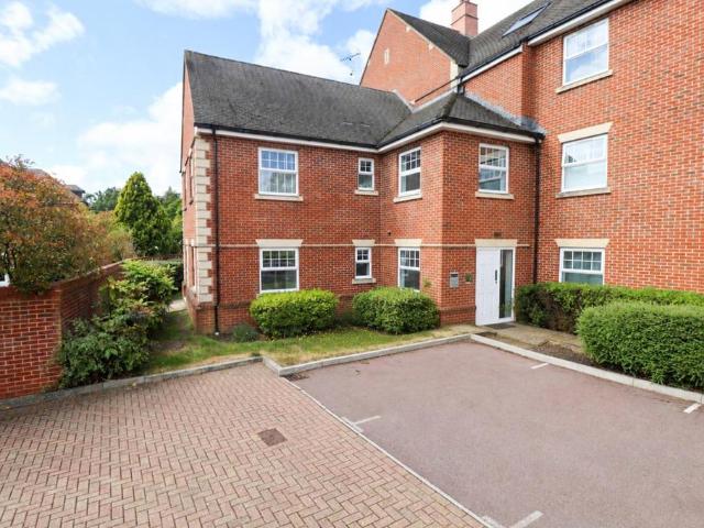 Flat for sale in Elvetham Heath, Hart