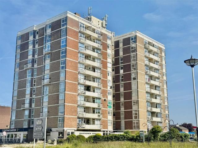 Flat for sale in Meols Cop, Southport