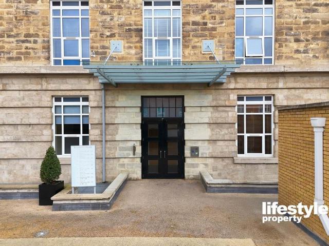 Flat for sale in London Borough of Ealing, Greater London