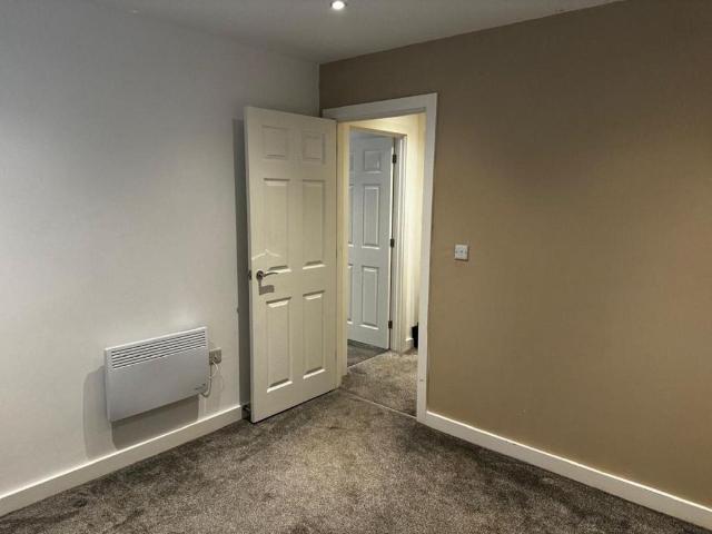 Flat for sale in Belle Isle, West Yorkshire