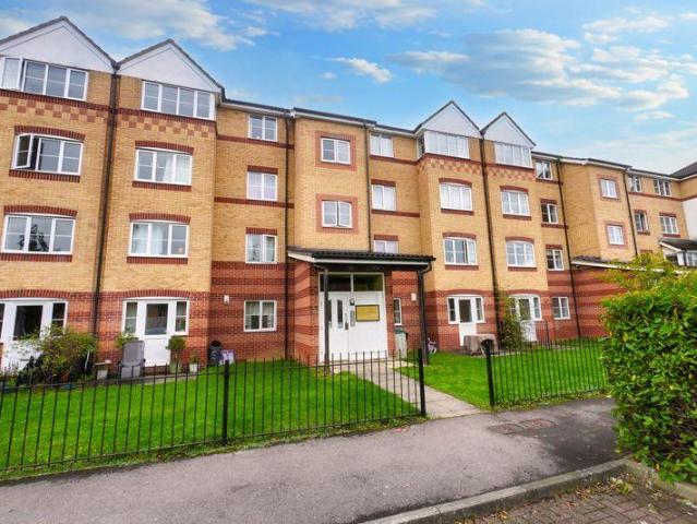 Flat for sale in High Wycombe, Totteridge