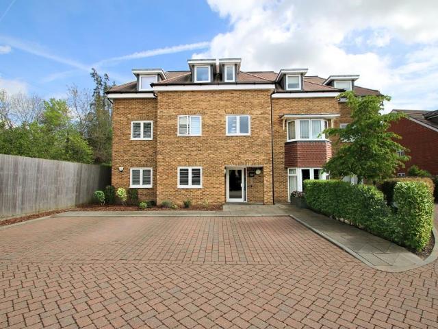 Flat for sale in Heol-las, Surrey